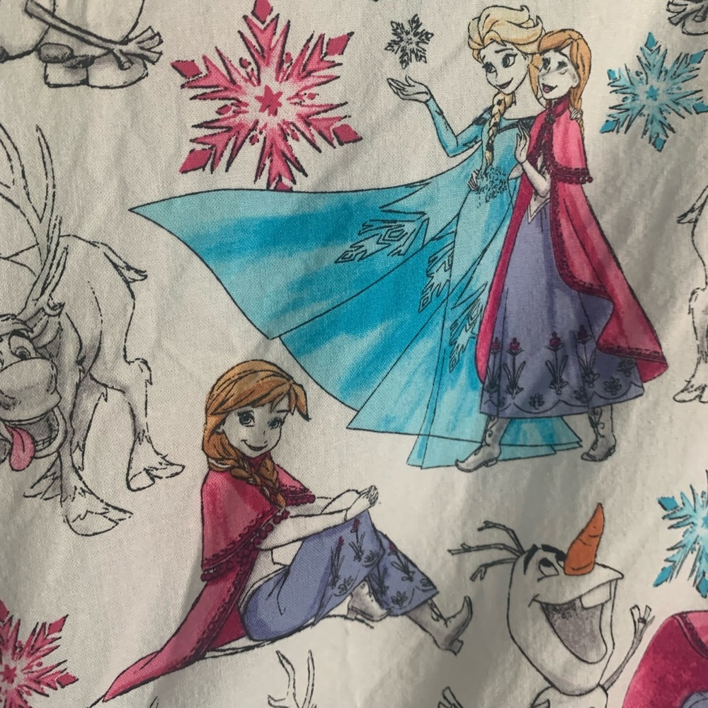Disney Frozen Elsa Anna Scrub Top size Medium